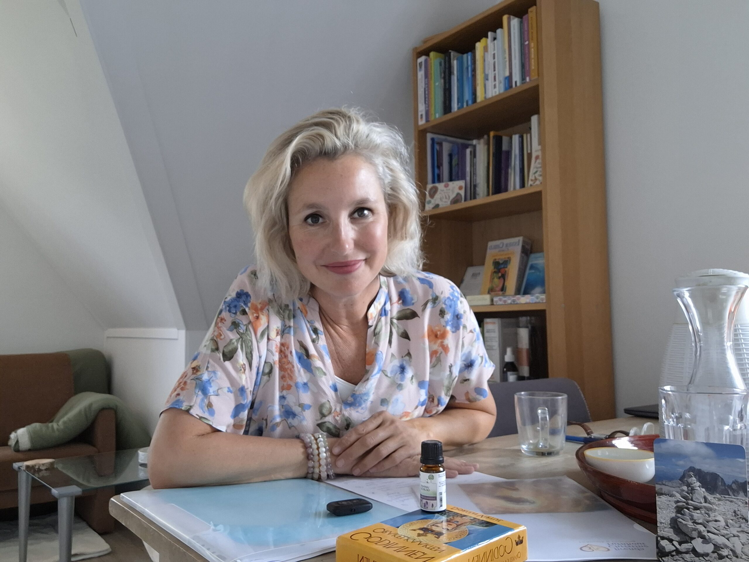 Portretfoto van Brenda Turnhout in Tsjechië met in haar handen een editie van het magazine ParaVisie