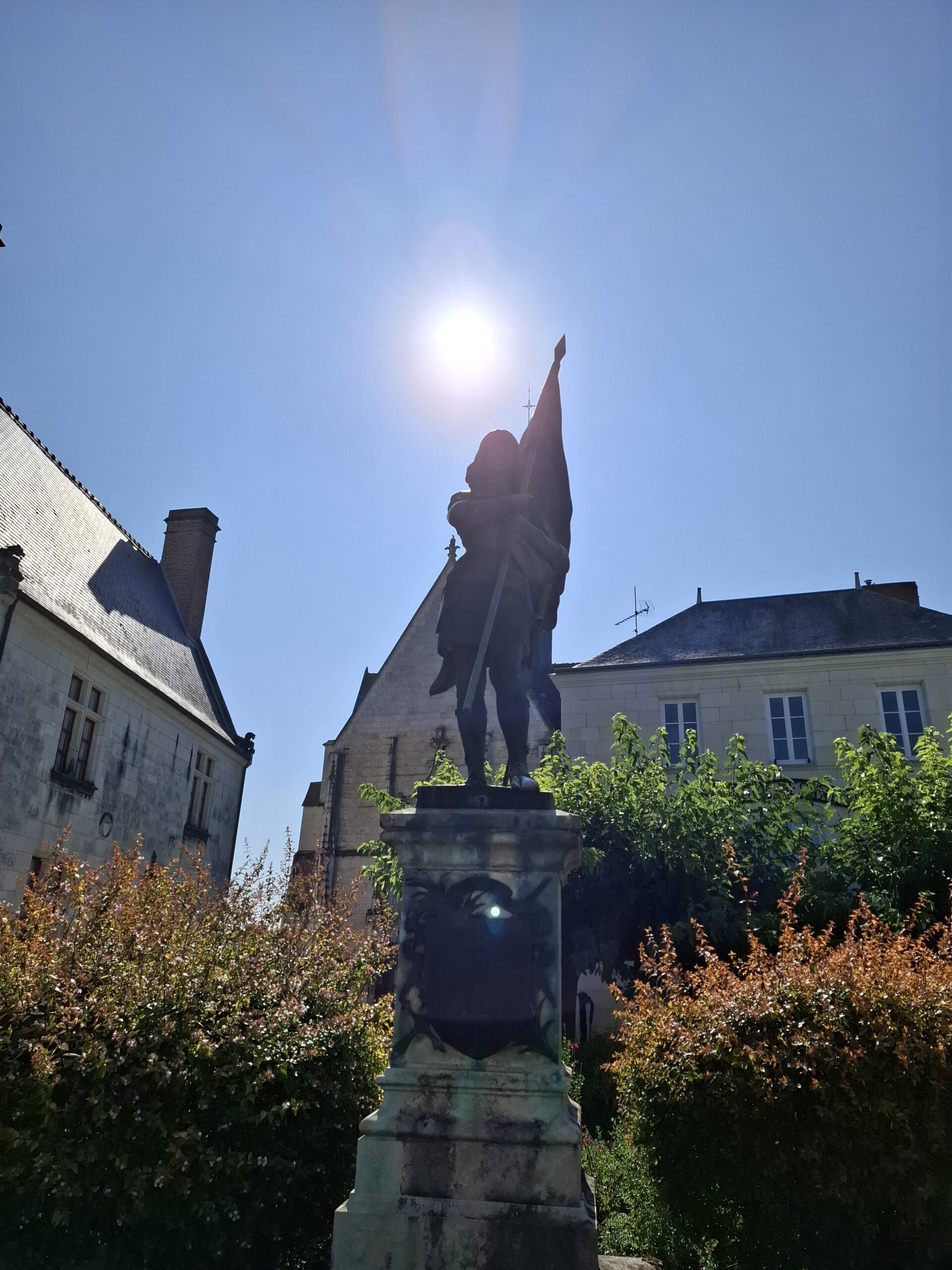 Brandend theelichtje in een donkere omgeving